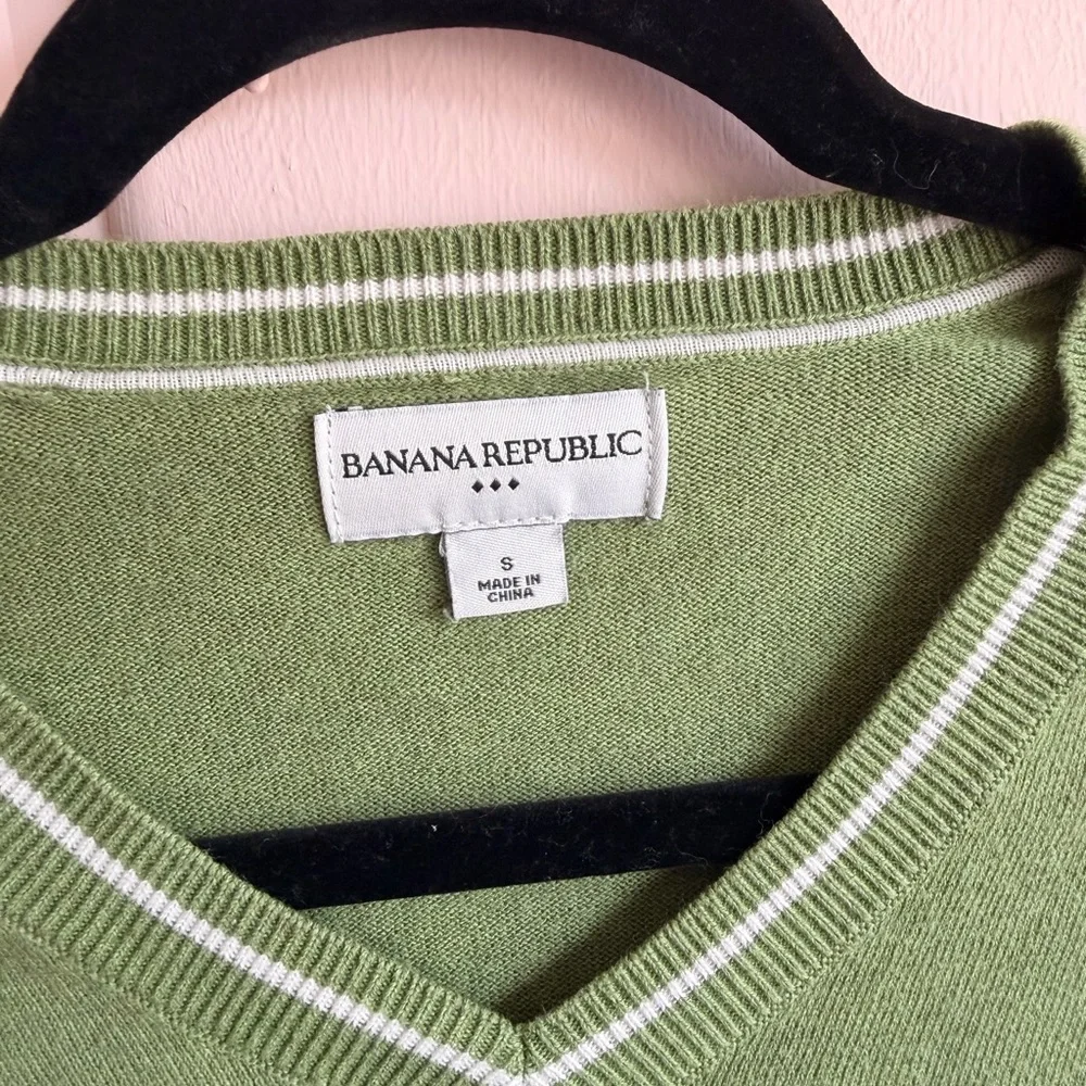 Banana Republic classic neck